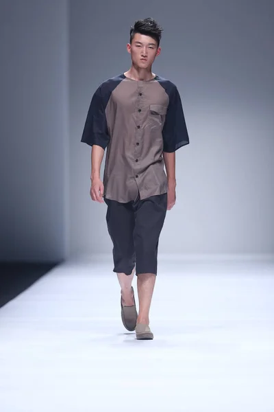 Modell Visar Skapelse Guangyu Crocs Modevisning Shanghai Fashion Week Vår — Stockfoto