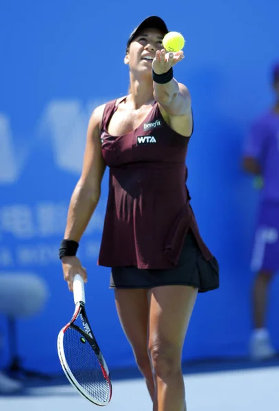 イギリスのヘザー ワトソンに対して提供していますイタリアのサラ Errani 女子シングルス中にまず 2014 Wta 武漢オープン テニス トーナメント 2014 — ストック写真