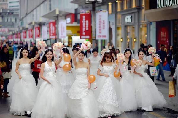 Alleinstehende Frauen Hochzeitskleidern Gehen Vor Dem Singletag Chongqing China November — Stockfoto