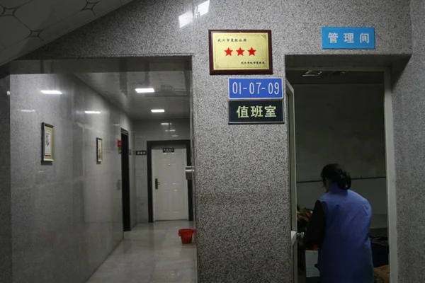 Limpiador Chino Baño Público Estrellas Ciudad Wuhan Capital Provincia Central — Foto de Stock
