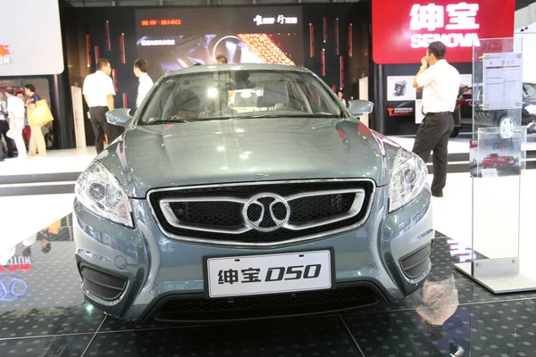 Visitante Experimenta Senova D50 Baic Motor Durante 2014 Pudong International — Fotografia de Stock