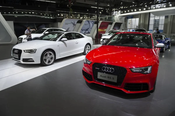 Ein Audi Coupé Links Und Ein Audi Rs5 Werden Während — Stockfoto