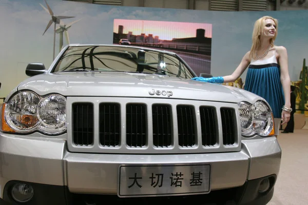 File 모델이 2009년 20일 상하이에서 제13회 상하이 자동차 전시회에서 크라이슬러의 — 스톡 사진