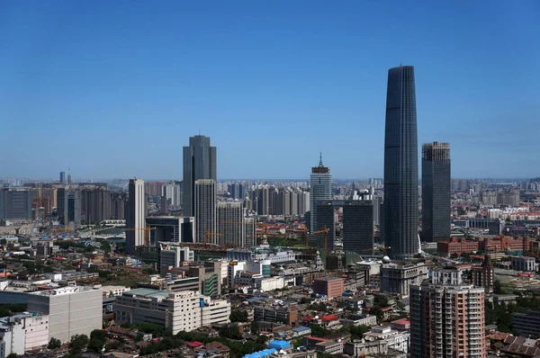 Tianjin Parlak Bir Yaz Gününde Gökdelenler Yüksek Katlı Binalar Ile — Stok fotoğraf