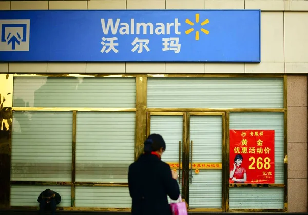 Pedestre Passa Por Supermercado Walmart Cidade Yichang Província Central Hubei — Fotografia de Stock