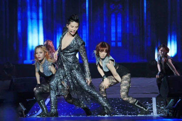 Південнокорейські Співачка Кім Junsu Центр Танці Під Час Концерту Шанхаї — стокове фото