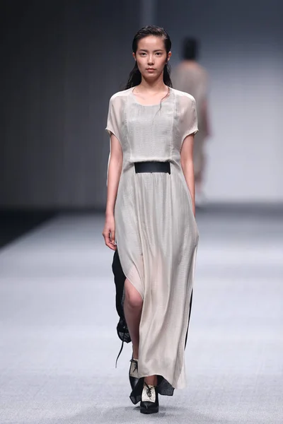 Modelo Exibe Uma Nova Criação Pelo Designer Zhu Chongyun Desfile — Fotografia de Stock