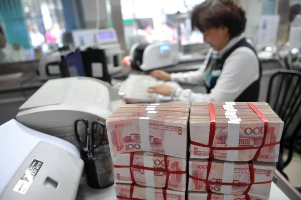 Китайский Клерк Работает Рядом Банками Юаней Банке Городе Цёнхай Провинция — стоковое фото