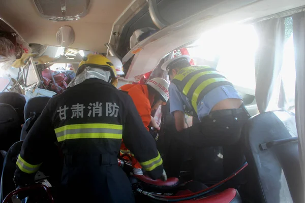 2014년 26일 간쑤성 주촨시 과저우 도로에서 트럭과 충돌한 손상된 코치에서 — 스톡 사진