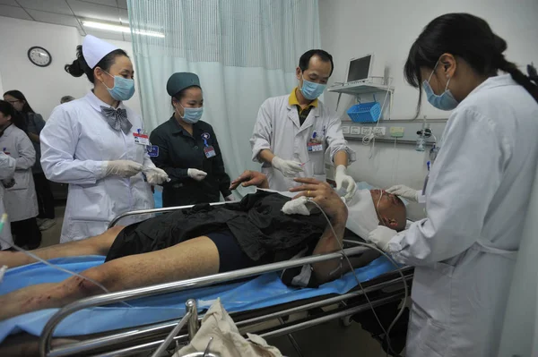 Des Médecins Chinois Soignent Membre Équipage Blessé Dans Accident Avion — Photo