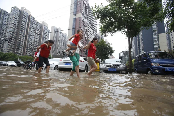 Los Peatones Caminan Por Una Calle Inundada Causada Por Fuertes — Foto de Stock
