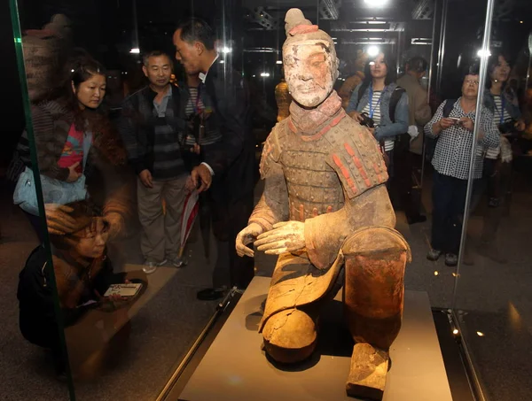 Návštěvníci Při Výstavě Barevných Terakotových Bojovníků Císařovém Muzeu Čin Shihuang — Stock fotografie