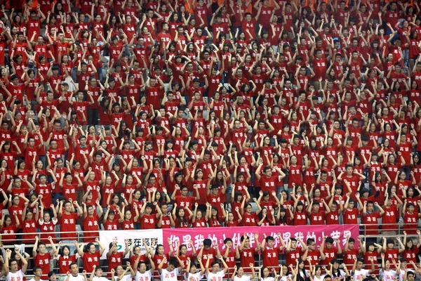 中国語の歌 小さなリンゴ 2014 日東中国山東省済南市で Huangting の体育館でのダンス グループの中に大学生の何千もを実行 — ストック写真