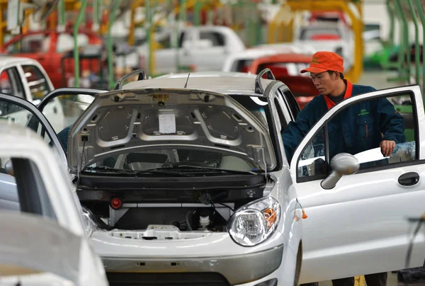 Trabajadores Chinos Montan Coches Eléctricos Línea Montaje Planta Automóviles Shandong — Foto de Stock