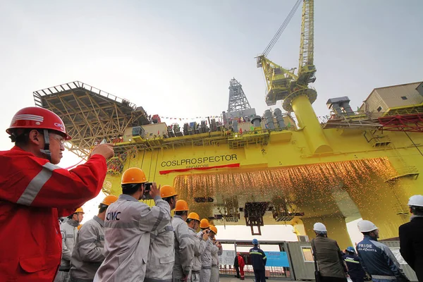 Lavoratori Cinesi Fotografano Piattaforma Petrolifera Coslprospector Realizzata China Oilfield Services — Foto Stock