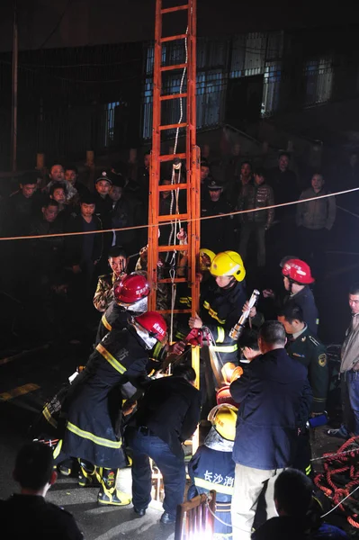 Κινεζική Πυροσβέστες Εισαγάγετε Μια Σκάλα Μια Τρύπα Αποξηράνσεων Για Αναζητήσετε — Φωτογραφία Αρχείου