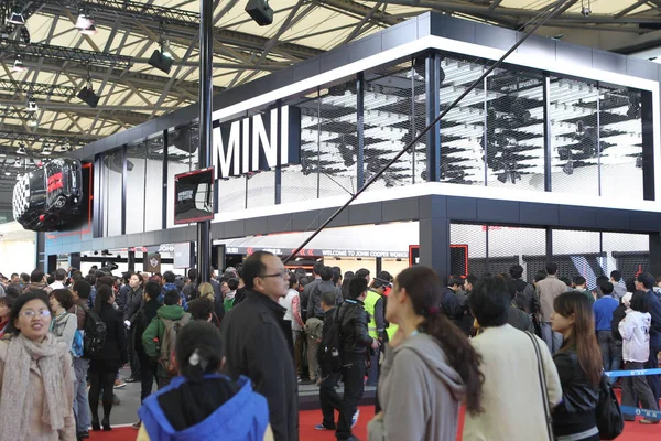 Ziyaret Edenler Bmw Mini Stand Shanghai Uluslararası Otomobil Sanayi Nisan — Stok fotoğraf