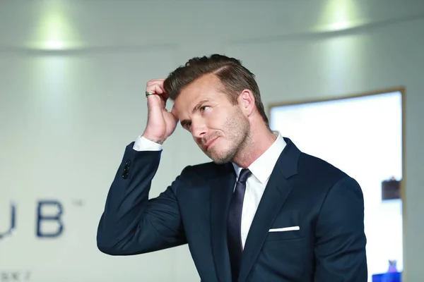 Estrella Inglesa Fútbol David Beckham Rasca Cabeza Durante Una Conferencia —  Fotos de Stock
