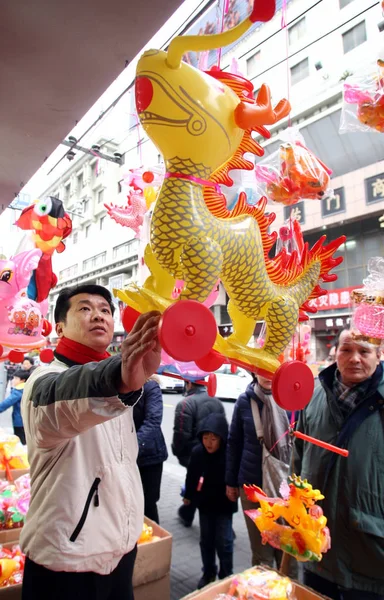 Los Clientes Chinos Compran Linternas Forma Dragón Una Tienda Para — Foto de Stock