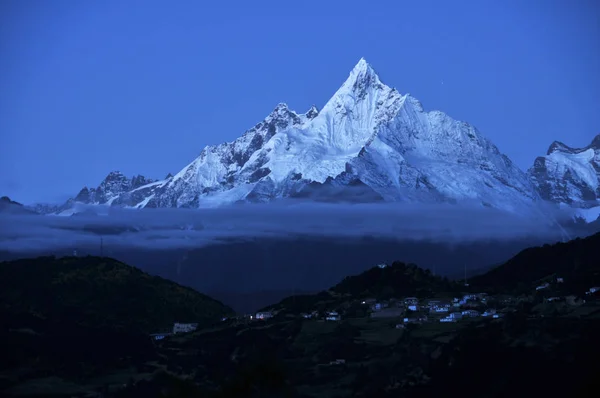 Deqin Ilçesindeki Mainri Kar Dağları Nın Yunnan Koruma Alanlarının Paralel — Stok fotoğraf