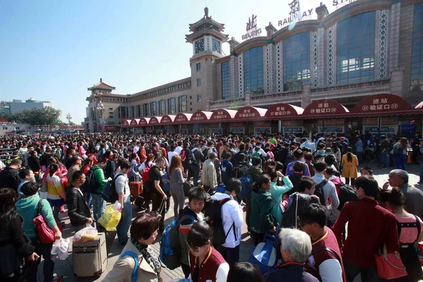 ホームに戻るか 2014 日中国北京市に北京駅の前にナショナルデーの休日群衆から仕事中国のお客様 — ストック写真