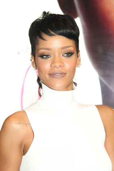 Chanteuse Barbadienne Rihanna Pose Lors Une Cérémonie Ouverture Nouvelle Boutique — Photo