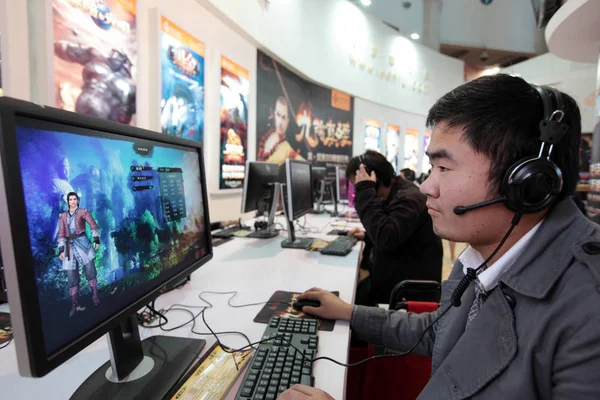 訪問者は 2011年10月28日 中国の北京で開催された第9回中国国際デジタルコンテンツエキスポでオンラインゲームをプレイします — ストック写真