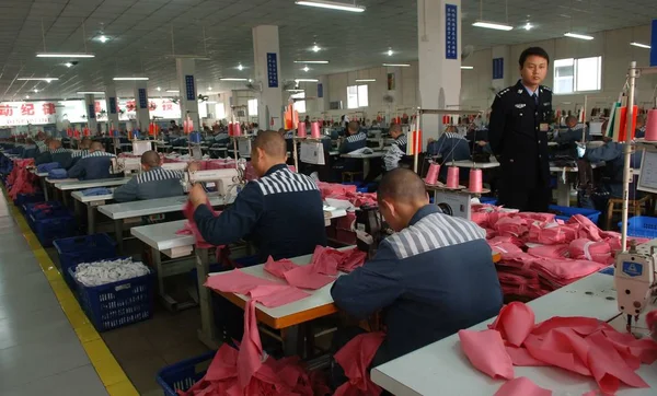 File Kiinalaiset Vangit Työskentelevät Ompelukoneiden Parissa Vankilassa Chengdun Kaupungissa Lounaisessa — kuvapankkivalokuva