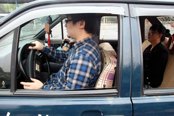 Estudiante Chino Aprende Conducir Durante Una Sesión Formación Una Escuela —  Fotos de Stock