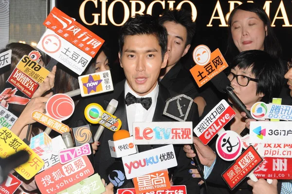 韓国の人気俳優 歌手崔 ウォン センター 開会式の新しい店のジョルジオ アルマーニ 中国で 2013 日インタビュー — ストック写真