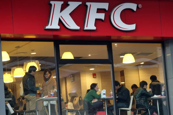 中国人の顧客は 東中国江蘇省 2月3日2013にある南通市の Kfc ファストフード店で食べます — ストック写真