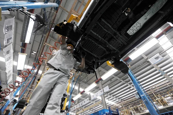 Trabajador Chino Monta Coche Línea Montaje Una Planta Automóviles Zotye —  Fotos de Stock