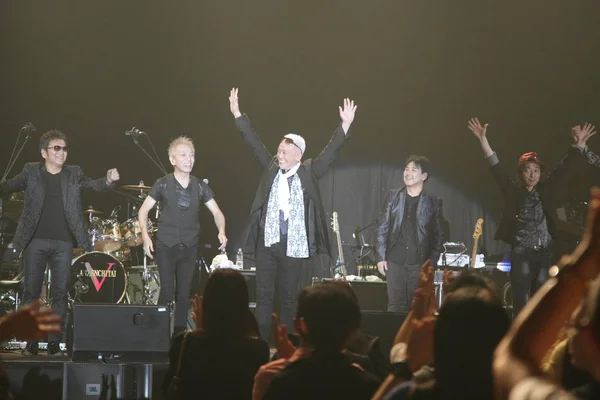 Členové Japonské Rockové Skupiny Bezpečnostní Zónu Pozdravit Fanoušky Během Jejich — Stock fotografie