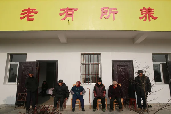 Idős Kínai Emberek Ülnek Nap Egy Idősek Otthonában Jiujiang City — Stock Fotó