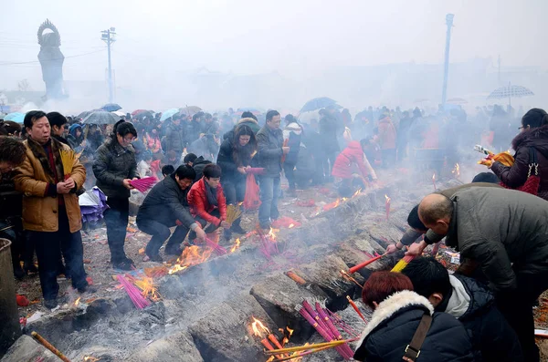 Kínai Ember Éget Tömjént Hogy Imádkozzanak Gazdagság Guiyuan Templom Wuhan — Stock Fotó