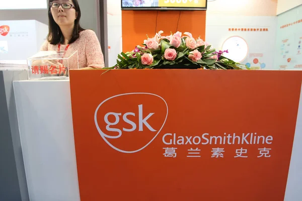 Employee Poses Stand Glaxosmithkline Gsk 1St China Shanghai International Technology — Stock Photo, Image