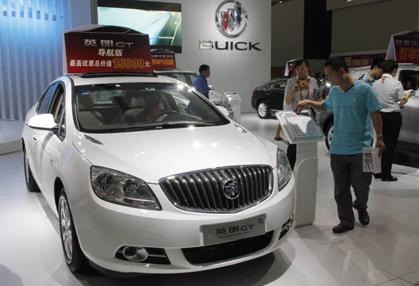 Los Visitantes Observan Prueban Buick Excelle Shanghai Una Empresa Conjunta — Foto de Stock