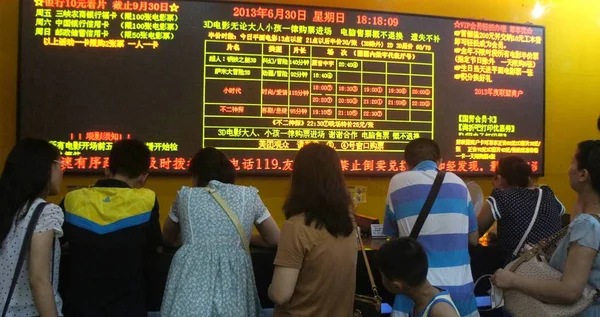 Les Cinéphiles Achètent Des Billets Dans Cinéma Yichang Province Centrale — Photo