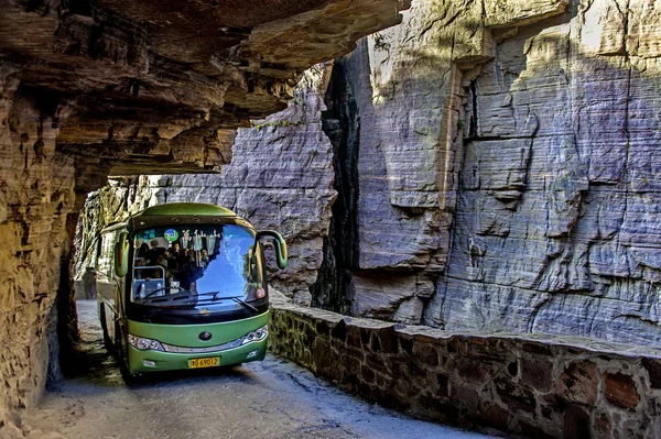 Autobus Turistico Viaggia Lungo Tunnel Guoliang Attraverso Montagna Wanxian Nelle — Foto Stock