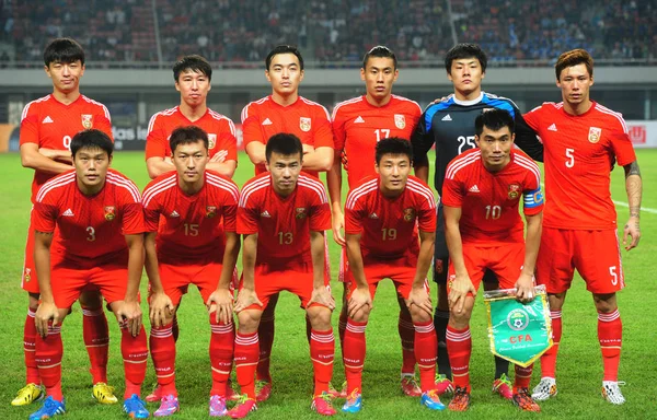 2014年10月14日 中国中部湖南省长沙市与巴拉圭的友谊赛前 中国球员摆姿势 — 图库照片
