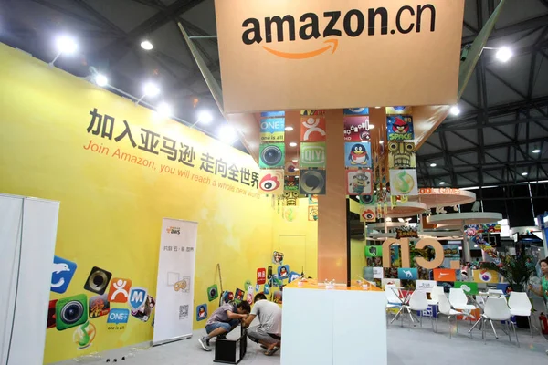 Kinesiska Anställda Arbetar Monter Amazon Utställning Shanghai Kina Juli 2014 — Stockfoto