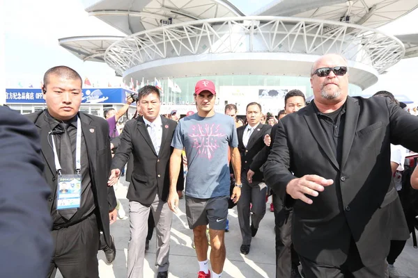 Roger Federer Suíça Centro Cercado Por Guarda Costas Depois Chegar — Fotografia de Stock