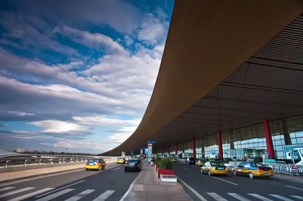 Такси Ждать Перед Терминалом Пекинского Столичного Международного Аэропорта Пекине Китай — стоковое фото