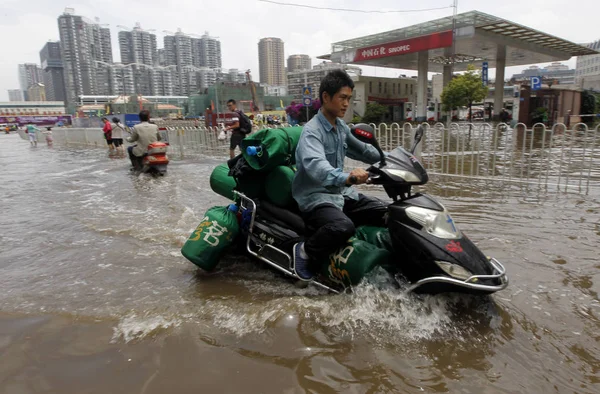 Čínští Cyklisté Chodci Statečné Povodně Způsobené Rainstormy Silnici Kunmingské Čtvrti — Stock fotografie