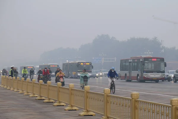 Ciclistas Vehículos Viajan Largo Avenida Chang Con Mucho Smog Beijing — Foto de Stock