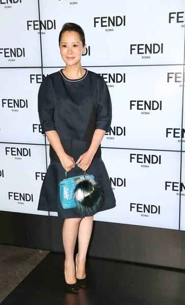 中国の女優 ハイキン ポーズ フェンディのファッションショーのためイタリア ミラノ ミラノ ロンドンファッションウィークの春 2015 2014 日中に到着すると — ストック写真