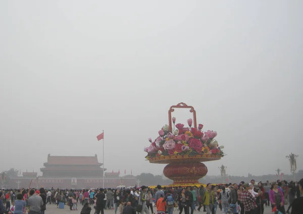 Turistas Visitam Praça Tian Anmen Forte Neblina Durante Feriado Dia — Fotografia de Stock