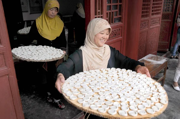 Musulmane Cinesi Preparano Cibo Banchetto Celebrare Festival Eid Fitr Una — Foto Stock