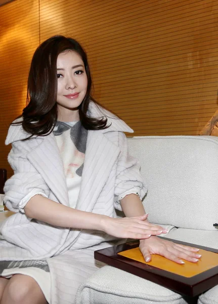 香港模特兼女星洪林恩在中国中部河南省郑州市大关国际商务中心举办的时尚活动上做手印 — 图库照片