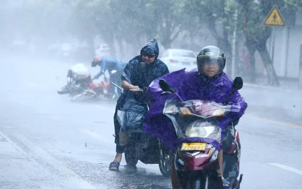 Электровелосипедисты Храбрый Сильный Ветер Сильный Дождь Вызванные Тайфуном Калмаэги Городе — стоковое фото